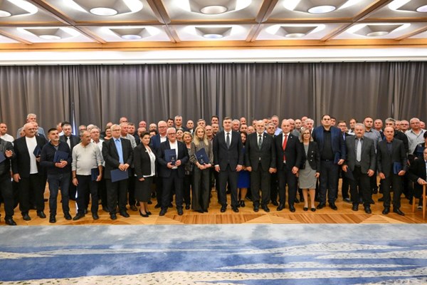 Predsjednik Zoran Milanović uručio odlikovanja dobrovoljnim darivateljima krvi